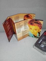 Kaset Güllü kırılırım albümü. Orijinal 1998 baskı. Kartonet hafif yorgun, kaset sorunsuz çalışıyor.