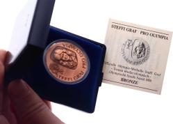 Alman Tenisçi Steffi Graf 1988 Seul Olimpiyatları Bronz Madalyonu / Orjinal Kutulu-Sertifikalı MVM2069