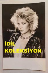MANKEN ve OYUNCU HÜLYA YİĞİTALP'İN ORİJİNAL FOTOĞRAFI - 14 x 9 cm EBADINDA - HÜLYA YİĞİTALP, STÜDYO YAŞAR'DA DEKOLTE ELBİSESİYLE POZ VERİRKEN ÇEKİLMİŞ BİR KARE