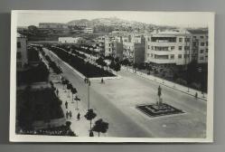 CADDE ORTASINDA ATATÜRK HEYKELİ VE YENİŞEHİR TEMALI ESKİ ANKARA FOTOKARTI...