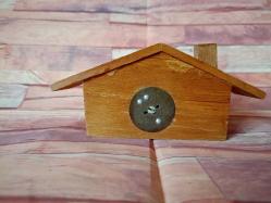 TÜRKİYE EMLAK KREDİ BANKASI EV FORMUNDA  AHŞAP KUMBARA.