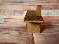 TÜRKİYE EMLAK KREDİ BANKASI EV FORMUNDA  AHŞAP KUMBARA.