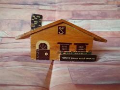 TÜRKİYE EMLAK KREDİ BANKASI EV FORMUNDA  AHŞAP KUMBARA.