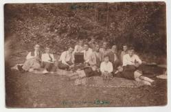 1932 YILI PİKAP ÇALIP PLAK DİNLEYEN PİKNİK YAPAN TİPLER - ARKASI NOTLU ARTVİN SİYAH BEYAZ FOTOĞRAF