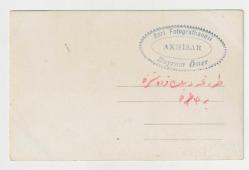 AKHİSAR HÜKÜMET CADDESİ ARKASI OSMANLICA NOTLU FOTOĞRAFÇI KAŞELİ SİYAH BEYAZ FOTOĞRAF