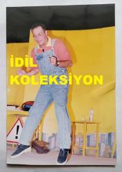 TİYATRO ve SİNEMA OYUNCUSU YALÇIN MENTEŞ'İN ORİJİNAL FOTOĞRAFI - 15 x 10 cm EBADINDA - YALÇIN MENTEŞ, ÇOCUK TİYATROSUNDA YER ALIRKEN ÇEKİLMİŞ BİR KARE