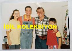 TİYATRO ve SİNEMA OYUNCUSU YALÇIN MENTEŞ'İN ORİJİNAL FOTOĞRAFI - 15 x 10 cm EBADINDA - YALÇIN MENTEŞ, ÇOCUK TİYATROSUNDA ATİLLA ARCAN'LA BİRLİKTE HATIRA POZU VERİRKEN ÇEKİLMİŞ BİR KARE