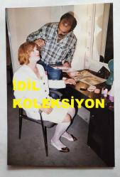 TİYATRO ve SİNEMA OYUNCUSU YALÇIN MENTEŞ'İN ORİJİNAL FOTOĞRAFI - 15 x 10 cm EBADINDA - YALÇIN MENTEŞ, TİYATRO OYUNUNDA SAHNE ÖNCESİ KADIN MAKYAJI YAPTIRIRKEN ÇEKİLMİŞ BİR KARE