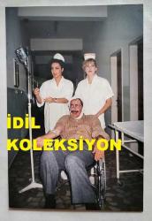 TİYATRO ve SİNEMA OYUNCUSU YALÇIN MENTEŞ'İN ORİJİNAL FOTOĞRAFI - 15 x 10 cm EBADINDA - YALÇIN MENTEŞ, TİYATRO OYUNUNDA YARALI ROLÜNE GİRİP HEMŞİRELERLE GİDERKEN ÇEKİLMİŞ BİR KARE