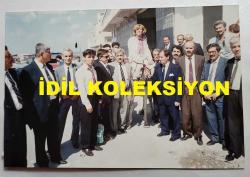 TİYATRO ve SİNEMA OYUNCUSU YALÇIN MENTEŞ'İN ORİJİNAL FOTOĞRAFI - 15 x 10 cm EBADINDA - YALÇIN MENTEŞ, OYUN GEREĞİ KADIN KILIĞINA GİRİP BEYAZ BİR ATIN ÜZERİNDE POZ VERİRKEN ÇEKİLMİŞ BİR KARE