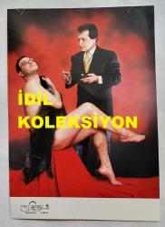 TİYATRO ve SİNEMA OYUNCUSU YALÇIN MENTEŞ'İN ORİJİNAL FOTOĞRAFI - 18 x 13 cm EBADINDA - YALÇIN MENTEŞ, TİLKİ KÜRKÜNÜ ÜZERİNE ALIP ÜSTSÜZ OLARAK POZ VERİRKEN ÇEKİLMİŞ BİR KARE. STÜDYO SARAY, BAKIRKÖY ÇAMLIK