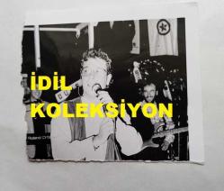 TİYATRO ve SİNEMA OYUNCUSU YALÇIN MENTEŞ'İN ORİJİNAL AJANS-BASIN FOTOĞRAFI - 10 x 9 cm EBADINDA - YALÇIN MENTEŞ KONUŞMA YAPARKEN, 1990