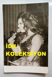 ESİN GÜLSOY'UN ORİJİNAL FOTOĞRAFI - 14 x 9 cm EBADINDA - ESİN GÜLSOY, SAHNEDE ŞARKI OKURKEN ÇEKİLMİŞ BİR KARE. 23 KASIM 1971, ADANA