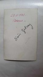 ESİN GÜLSOY'UN ORİJİNAL FOTOĞRAFI - 14 x 9 cm EBADINDA - ESİN GÜLSOY, SAHNEDE ŞARKI OKURKEN ÇEKİLMİŞ BİR KARE. 23 KASIM 1971, ADANA