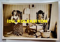 ESİN GÜLSOY'UN ORİJİNAL AJANS-BASIN FOTOĞRAFI - 18 x 12 cm EBADINDA - ESİN GÜLSOY, 30 BİN LİRA ÖDEDİĞİ 2 ANTİKA KOLTUKLA POZ VERİRKEN ÇEKİLMİŞ BİR KARE. 16 EKİM 1974