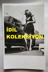 ŞANTÖZ SERPİL SEREN'İN ORİJİNAL FOTOĞRAFI - 18 x 12 cm EBADINDA - SERPİL SEREN, SİYAH MİNİ ELBİSESİYLE OTOMOBİLİN YANINDAYKEN ÇEKİLMİŞ BİR KARE