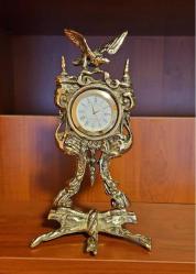 PİRİNÇ MASA ÜSTÜ KARTAL DESENLİ SAAT    ( Şömine tipi )