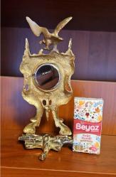 PİRİNÇ MASA ÜSTÜ KARTAL DESENLİ SAAT    ( Şömine tipi )