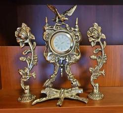 PİRİNÇ MASA ÜSTÜ KARTAL DESENLİ SAAT GÜL EŞLİKÇİLİ  ( Şömine tipi kombin )