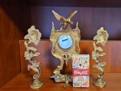 PİRİNÇ MASA ÜSTÜ KARTAL DESENLİ SAAT GÜL EŞLİKÇİLİ  ( Şömine tipi kombin )