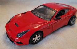 FOTOĞRAFTA GÖRÜNEN METAL BÜYÜK BOY FERRARİ MODEL ARABA.