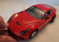 FOTOĞRAFTA GÖRÜNEN METAL BÜYÜK BOY FERRARİ MODEL ARABA.