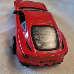 FOTOĞRAFTA GÖRÜNEN METAL BÜYÜK BOY FERRARİ MODEL ARABA.