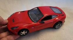 FOTOĞRAFTA GÖRÜNEN METAL BÜYÜK BOY FERRARİ MODEL ARABA.