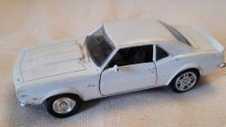 METAL KALSİK MODEL ARABA. KOLEKSİYONDAN. TEK TEKERİ FARKLI.