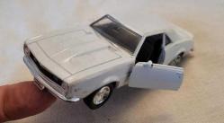 METAL KLASİK MODEL ARABA. KOLEKSİYONDAN. TEK TEKERİ FARKLI.