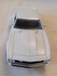 METAL KLASİK MODEL ARABA. KOLEKSİYONDAN. TEK TEKERİ FARKLI.