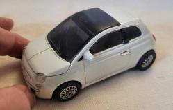 PLASTİK MODEL ARABA. TEK TEKERİ SABİT. ÇOK UYGUN FİYATTAN.