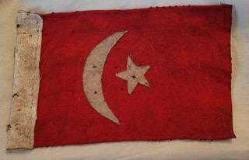 DAĞILAN KOLEKSİYONDAN ÇIKMA. ARKASI MÜHÜRLÜ. EL DİKİMİ ASKER GÖĞÜS BAYRAĞI. ESKİDİR.