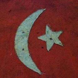 DAĞILAN KOLEKSİYONDAN ÇIKMA. ARKASI MÜHÜRLÜ. EL DİKİMİ ASKER GÖĞÜS BAYRAĞI. ESKİDİR.