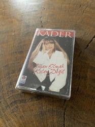 KADER - İNSAN OLMAK KOLAY DEĞİL - KASET (JELATİNİNDE)