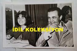 TRT İSTANBUL RADYOSU SES SANATÇISI ve KORO ŞEFİ BÜLENT ORAL'IN ORİJİNAL FOTOĞRAFI - 18 x 12 cm EBADINDA - BÜLENT ORAL, GÜZİDE KASACI İLE YAN YANA OTURURKEN ÇEKİLMİŞ BİR KARE