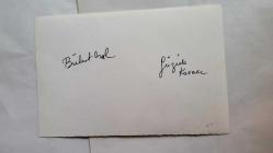 TRT İSTANBUL RADYOSU SES SANATÇISI ve KORO ŞEFİ BÜLENT ORAL'IN ORİJİNAL FOTOĞRAFI - 18 x 12 cm EBADINDA - BÜLENT ORAL, GÜZİDE KASACI İLE YAN YANA OTURURKEN ÇEKİLMİŞ BİR KARE