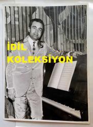 TRT İSTANBUL RADYOSU SES SANATÇISI ve KORO ŞEFİ BÜLENT ORAL'IN ORİJİNAL BÜYÜK BOY FOTOĞRAFI - 24 x 18 cm EBADINDA - BÜLENT ORAL, PİYANONUN YANINDA POZ VERİRKEN ÇEKİLMİŞ NET KALİTEDE BİR FOTOĞRAF... ÖZEL ARŞİV!