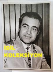 TRT İSTANBUL RADYOSU SES SANATÇISI ve KORO ŞEFİ BÜLENT ORAL'IN ORİJİNAL BÜYÜK BOY FOTOĞRAFI - 24 x 18 cm EBADINDA - BÜLENT ORAL'IN YAKINDAN ÇEKİLMİŞ ÇOK NET BİR FOTOĞRAFI... ÖZEL ARŞİV!