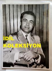 TRT İSTANBUL RADYOSU SES SANATÇISI ve KORO ŞEFİ BÜLENT ORAL'IN ORİJİNAL BÜYÜK BOY FOTOĞRAFI - 24 x 18 cm EBADINDA - BÜLENT ORAL'IN YAKINDAN ÇEKİLMİŞ ÇOK NET BİR FOTOĞRAFI... ÖZEL ARŞİV!