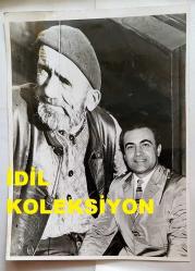 TRT İSTANBUL RADYOSU SES SANATÇISI ve KORO ŞEFİ BÜLENT ORAL'IN ORİJİNAL BÜYÜK BOY FOTOĞRAFI - 24 x 18 cm EBADINDA - BÜLENT ORAL GÜLÜMSEYEREK KADRAJA POZ VERİRKEN ÇEKİLMİŞ NET KALİTEDE BİR FOTOĞRAF... ÖZEL ARŞİV!