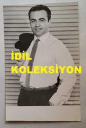 TRT İSTANBUL RADYOSU SES SANATÇISI ve KORO ŞEFİ BÜLENT ORAL'IN ORİJİNAL FOTOĞRAFI - 14 x 9 cm EBADINDA - BÜLENT ORAL STÜDYODA POZ VERİRKEN ÇEKİLMİŞ NET KALİTEDE BİR FOTOĞRAF... STÜDYO TAÇ