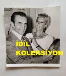 TRT İSTANBUL RADYOSU SES SANATÇISI ve KORO ŞEFİ BÜLENT ORAL'IN ORİJİNAL FOTOĞRAFI - 10 x 9 cm EBADINDA - BÜLENT ORAL, PROGRAM ÖNCESİ HAZIRLANIRKEN ÇEKİLMİŞ BİR KARE