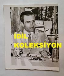 TRT İSTANBUL RADYOSU SES SANATÇISI ve KORO ŞEFİ BÜLENT ORAL'IN ORİJİNAL FOTOĞRAFI - 12 x 10 cm EBADINDA - BÜLENT ORAL, YEMEKTEYKEN ÇEKİLMİŞ BİR KARE