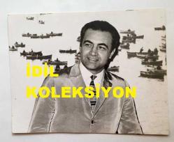 TRT İSTANBUL RADYOSU SES SANATÇISI ve KORO ŞEFİ BÜLENT ORAL'IN ORİJİNAL FOTOĞRAFI - 13 x 10 cm EBADINDA - BÜLENT ORAL, GÜLÜMSERKEN ÇEKİLMİŞ BİR KARE