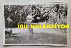 TÜRK HALK MÜZİĞİ SANATÇISI GÜLCAN OPEL'İN ORİJİNAL FOTOĞRAFI - 14 x 9 cm EBADINDA - GÜLCAN OPEL, KÖYÜNDE GÖLETE GİRERKEN ÇEKİLMİŞ BİR KARE (FOTO; ŞABAN ERDEM)