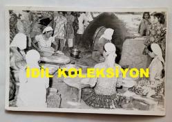 TÜRK HALK MÜZİĞİ SANATÇISI GÜLCAN OPEL'İN ORİJİNAL FOTOĞRAFI - 14 x 9 cm EBADINDA - GÜLCAN OPEL, KÖYÜNDE KADINLARLA BİRLİKTE HAMUR AÇARKEN ÇEKİLMİŞ BİR KARE (FOTO; ŞABAN ERDEM)