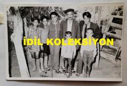 TÜRK HALK MÜZİĞİ SANATÇISI GÜLCAN OPEL'İN ORİJİNAL FOTOĞRAFI - 14 x 9 cm EBADINDA - GÜLCAN OPEL, KÖYÜNDE BABASI MAHMUT YILDIRIM ve KARDEŞLERİYLE BİRLİKTE TOPLUCA HATIRA POZU VERİRKEN ÇEKİLMİŞ BİR KARE (FOTO; ŞABAN ERDEM)