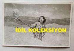 TÜRK HALK MÜZİĞİ SANATÇISI GÜLCAN OPEL'İN ORİJİNAL FOTOĞRAFI - 14 x 9 cm EBADINDA - GÜLCAN OPEL, AMCASININ HARMANINDA YABAYLA HARMAN SAVURURKEN ÇEKİLMİŞ BİR KARE (FOTO; ŞABAN ERDEM)