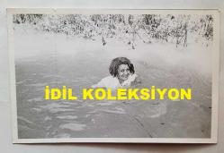 TÜRK HALK MÜZİĞİ SANATÇISI GÜLCAN OPEL'İN ORİJİNAL FOTOĞRAFI - 14 x 9 cm EBADINDA - GÜLCAN OPEL, KÖYÜNDE GÖLETE GİRİP YÜZERKEN ÇEKİLMİŞ BİR KARE (FOTO; ŞABAN ERDEM)